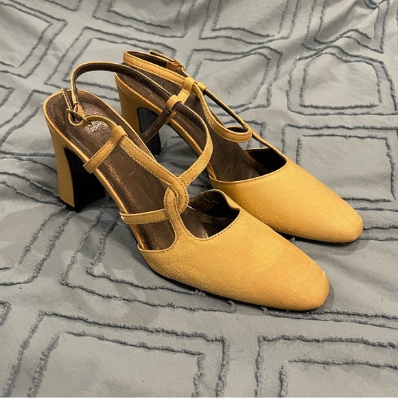 Vintage 1960s Tavoy Gold Closed Toe Heels - Size 6.5 - Picture 2 of 6